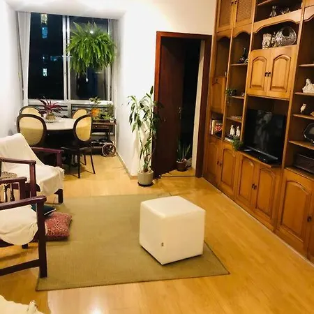 Quarto Acolhedor Em Copacabana Com Duas Camas De Solteiro